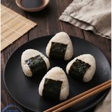 Onigiri al salmone: la ricetta giapponese passo dopo passo