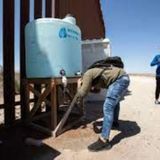 Desaparecen tanques con agua para salvar vida de migrantes en la frontera.