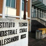 Docente dell’Itis Rossi trovato morto in casa dei genitori. Aveva solo 46 anni