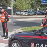 Guida ubriaco e si schianta contro un platano: tasso alcolemico tre volte oltre il limite