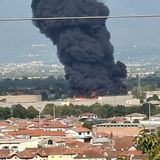 Deroma in fiamme: colonna di fumo nero visibile da chilometri di distanza – Video