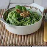 Spaghetti di zucchine crudi al pesto di zucchine: la ricetta estiva veloce