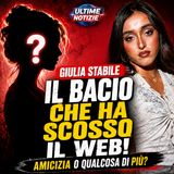 Giulia Stabile fotografata mentre bacia una famosissima cantante: il web impazzisce