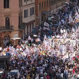 Grillo, Conte e Schlein in piazza a Roma contro il precariato