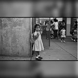 La niña no volvió de la escuela… su mochila apareció 30 años después