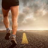 Gambe gonfie e pesanti: come migliorare la circolazione con l’alimentazione