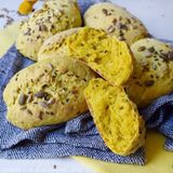 Panini alla curcuma e semi misti: soffici, profumati e facili da fare con il lievito madre