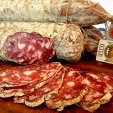 Nelle valli dell’Oltrepò dove nasce un salame leggendario