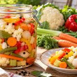 Giardiniera fatta in casa croccante: ricetta facile per conservare le verdure