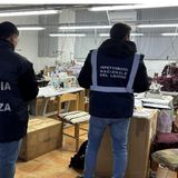 Laboratorio tessile con cinesi “assunti” in nero: sequestrate 26 macchine per il cucito