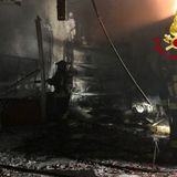 Incendio di notte al mercato ortofrutticolo. Black out elettrico e danni ai box FOTOGALLERY