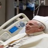 Sorprende el Papa Francisco trabajando desde el hospital en estado delicado 26 de feb
