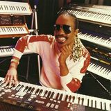 Stevie Wonder a maggio ha compiuto 75 anni, ricordiamo la leggendaria carriera del prodigio della musica soul, cantautore e polistrumentista