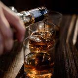 Álcool impacta mais a tomada de decisões em homens do que em mulheres, diz estudo