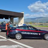 “Sassi” di ghiaccio dal cavalcavia sulle auto in corsa: denunciati due quattordicenni
