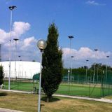 Infarto nel campo da tennis, la prontezza del custode e il defibrillatore salvano una vita