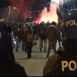 Scontri a Napoli tra manifestanti e polizia: feriti alcuni giovani