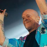 Max Pezzali: nella tappa al Forum di Assago di MAX 30, il tour celebrativo per i 30 anni di carriera, tra il pubblico anche i suoi genitori.