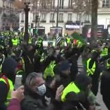 #LaCafeteraEnAmarillo -. La corresponsal @CecileThibaud y @juralde analizan las protestas de los Chalecos Amarillos en Francia.Escucha y RT.