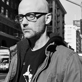 Moby. Cantautore, dj, produttore discografico e attivista, figura di spicco della musica elettronica mondiale, a settembre compirà 60 anni.