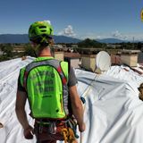 Anche i tecnici del Soccorso Alpino al lavoro sui tetti danneggiati dalle grandinate – FOTOGALLERY