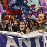 Un feminismo dividido celebra el 8M bajo el lema "No a la Guerra"