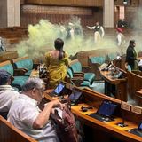 संसद की सुरक्षा व्‍यवस्‍था में भारी चूक - Smoke bomb attack in Parliament (14 December 2023)