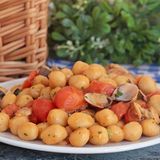 Gnocchi di ceci con vongole e pomodorini
