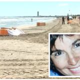 No all’autopsia per la docente travolta da una ruspa in spiaggia. Funerale venerdì
