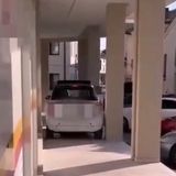 In marcia – e retromarcia – con l’auto sul porticato del supermarket (VIDEO)