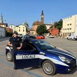 Suda più alla vista degli agenti che per il caldo. Diciottenne fermato in piazza Nova Thiene