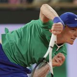 Roland Garros, Jannik Sinner vola al secondo turno. Rinderknech battuto in 3 set
