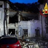 Esplosione in contrada per una fuga di gas: gravemente ferito un uomo