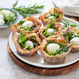 Cestini di prosciutto crudo con mozzarella e rucola