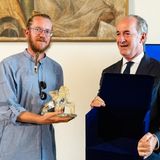 “Pieroad” fa tappa a Venezia (ricevuto da Zaia) dopo 36 mila km a piedi. Venerdì sarà a casa