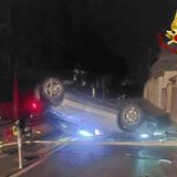 Mercedes ribaltata tra strada e marciapiede: nessuno all’interno e nei paraggi