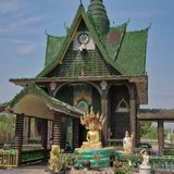 Un miracolo architettonico nato dal riciclo nella provincia di Sisaket