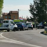 Urto fra un’auto e una bici alla rotatoria: ciclista in ospedale