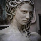 Medusa, il potere ipnotico, il monstrum che si sublima nel prodigio