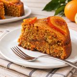 Torta alle carote e arance senza uova e senza lattosio con cuore di marmellata di arance