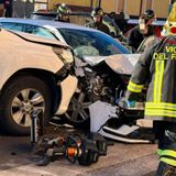Schianto fra auto e pickup: feriti due 25enni, uno è gravissimo