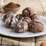 Biscotti al cacao senza farina né burro: pronti in 10 minuti con una ciotola