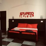Stupido Hotel di Rimini: 1 euro a notte con le telecamere puntate addosso