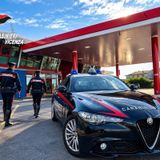 Riempe le taniche con la tessera carburante dell’ex ditta: denunciato 36enne