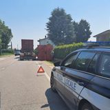 Camion perde il cassone: danneggiata la recinzione di una casa, recupero complesso