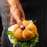 Alimentazione estiva: trucchi e consigli per restare leggeri anche in vacanza