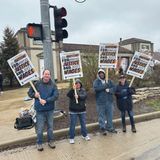 Brookfield Zoo Workers in Chicago Fight for Fair Pay—and Animal Safety