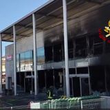 Rogo dei magazzini Munari: si contano i danni. Le fiamme partite da uno scatolone – VIDEO