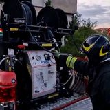 Materasso prende fuoco in un edificio apparentemente disabitato. Nessuno all’interno