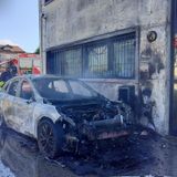 Emergenza incendio: auto in fiamme e vetrate di uno stabile esplose per il calore